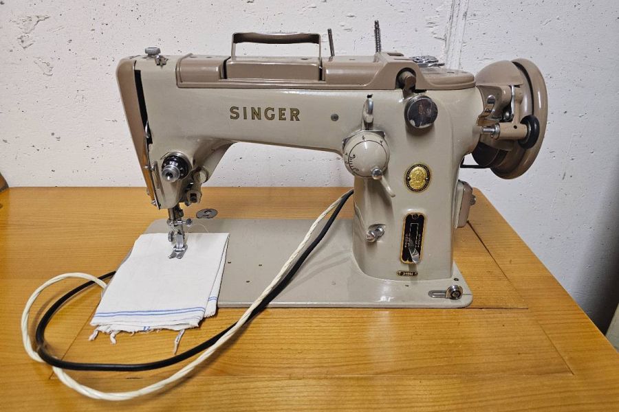Verkaufe antike Nähmaschine, Marke Singer mit Möbelstück - Bild 2