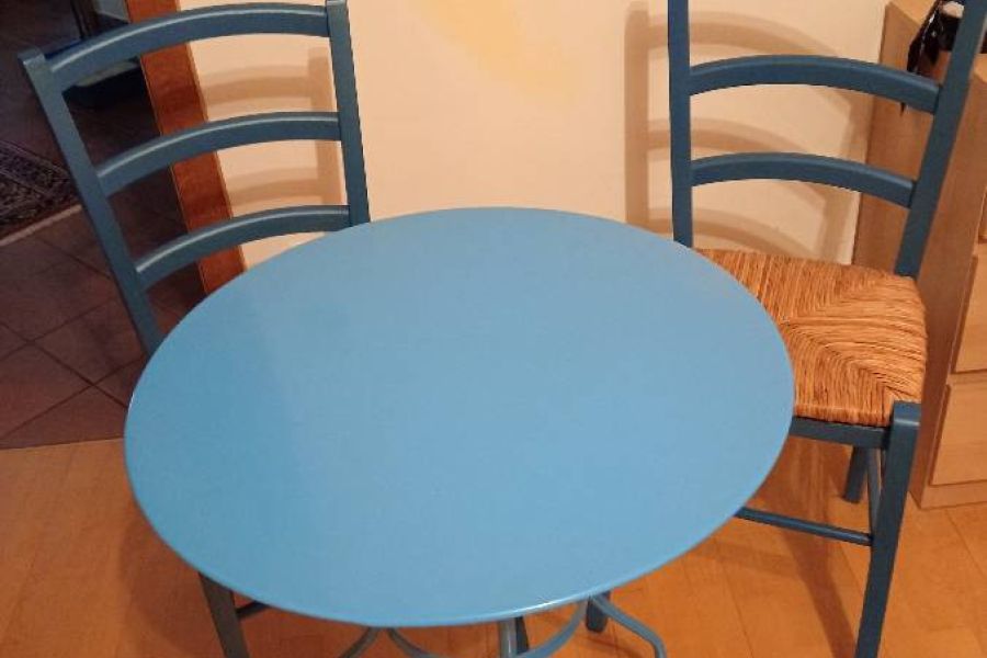 Stühle und Tisch - Bild 1