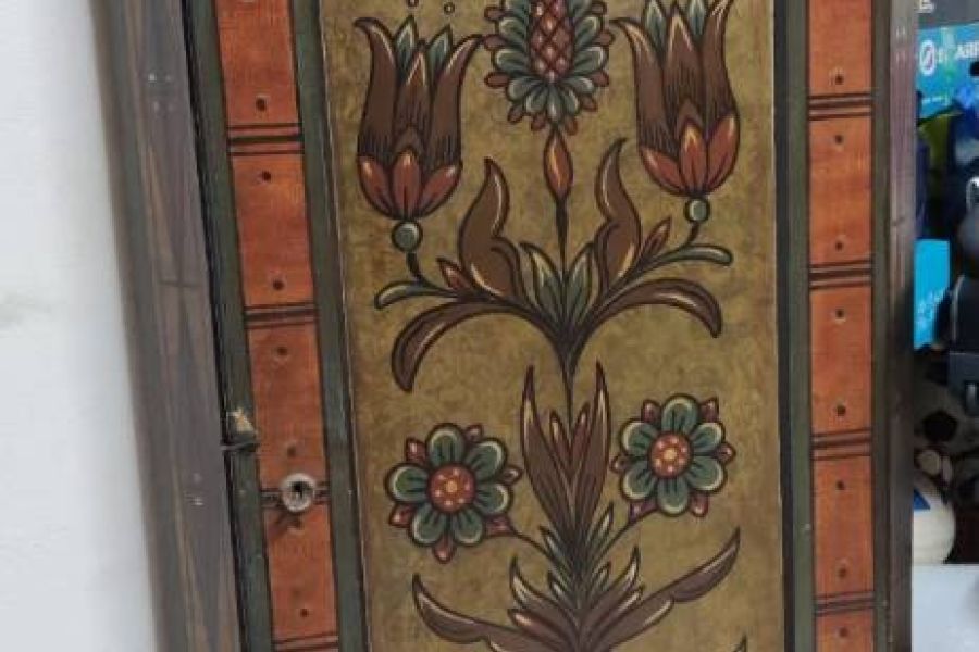 Alter, bemalter Eck-Schrank - Bild 1