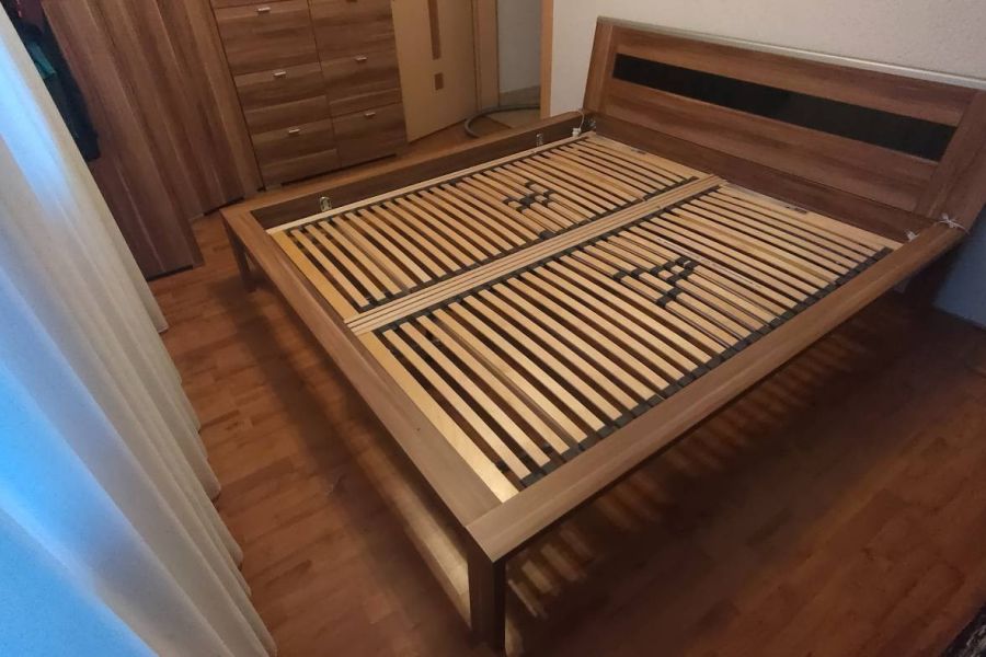 Doppelbett mit Lattenrost und zwei Nachtkästchen - Bild 3