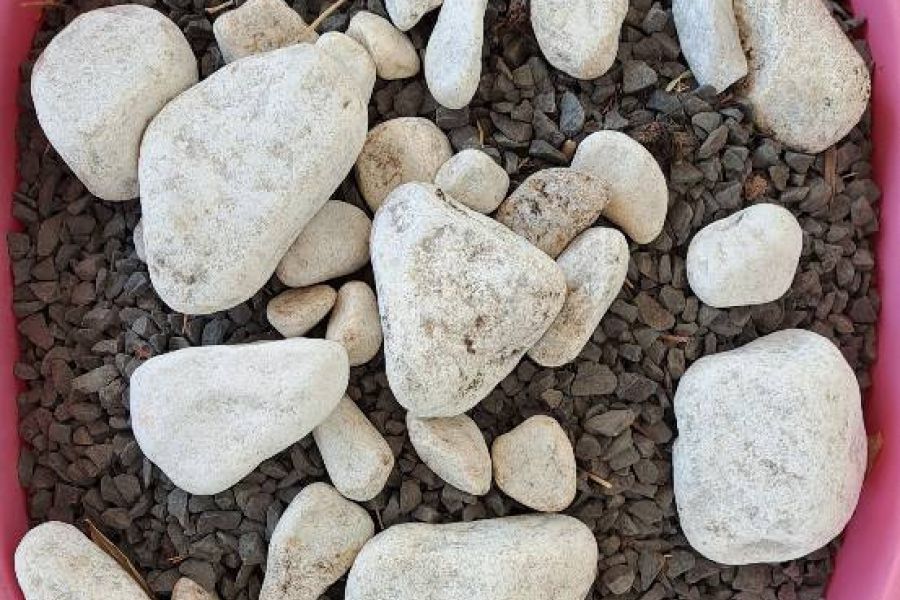 ein Eimer grauer Kieselsteine - Bild 1