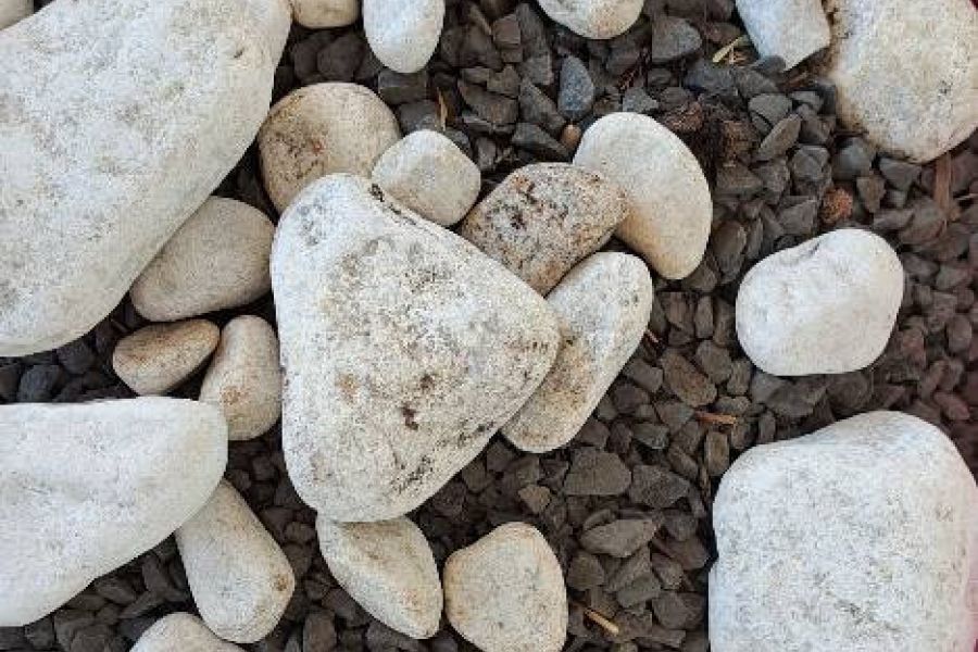 ein Eimer grauer Kieselsteine - Bild 2