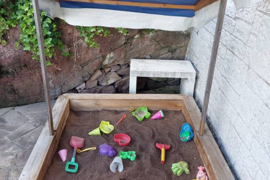 Sandkasten mit Schwenkdach - Bild 2