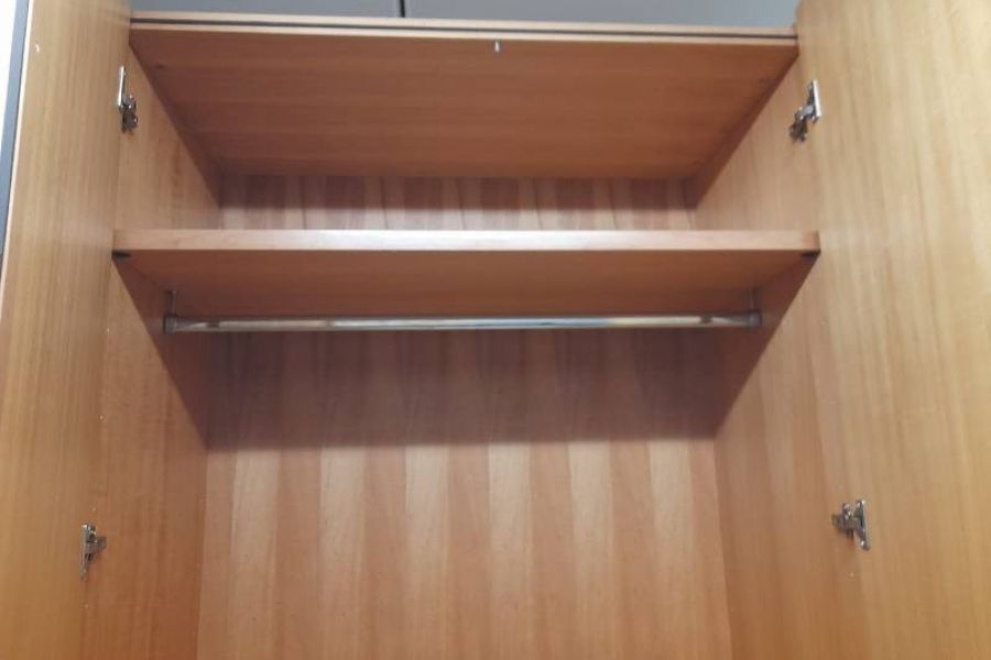 Hochwertiger Schlafzimmerschrank aus Vollholz, sehr gut erhalten - Bild 3