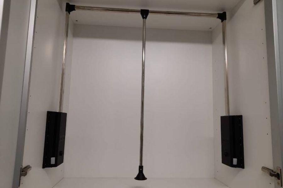 Exklusiver Schlafzimmerschrank aus Vollholz mit Metallapplikationen - Bild 2
