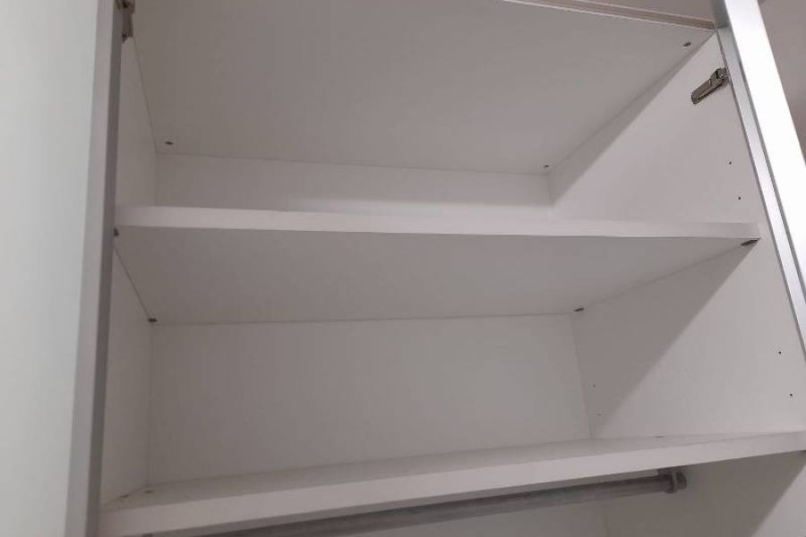 Exklusiver Schlafzimmerschrank aus Vollholz mit Metallapplikationen - Bild 3