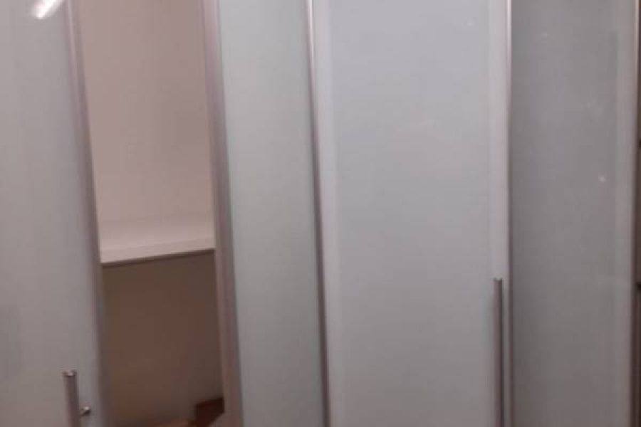 Exklusiver Schlafzimmerschrank aus Vollholz mit Metallapplikationen - Bild 1