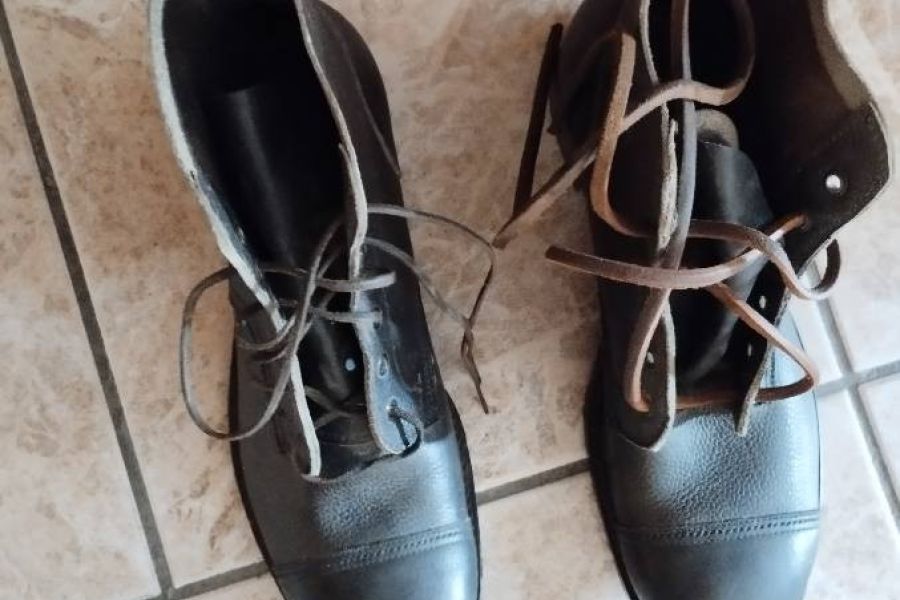 Handangefertigte Schuhe aus Leder als Deko - Bild 1
