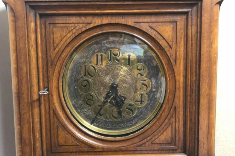 Standuhr um 1900, Eiche mit Messing Ziffernblatt - Bild 2