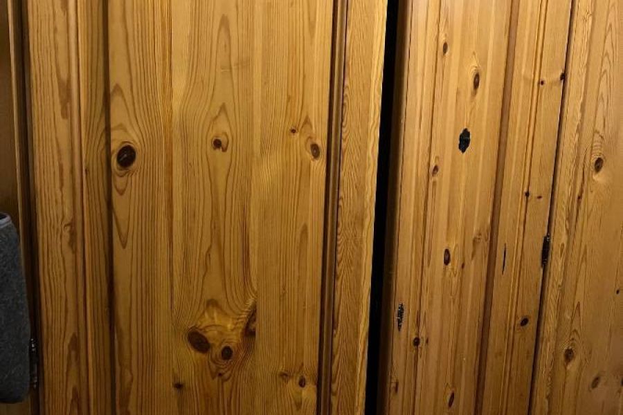 Ich verkaufe ein Doppelbett + 2 Nachttischen und einem Kleiderschrank - Bild 3
