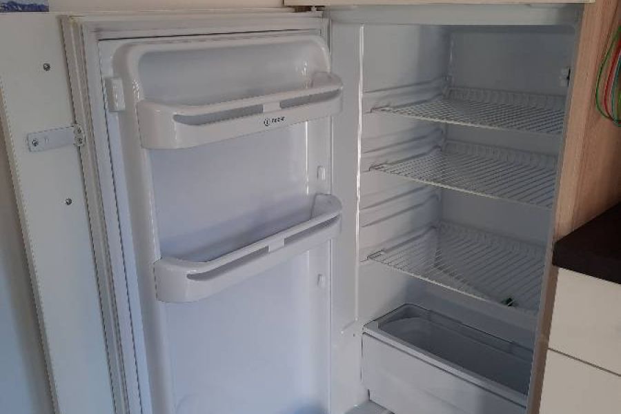 Einbaukühlschrank mit integriertem kühlfach - Bild 1