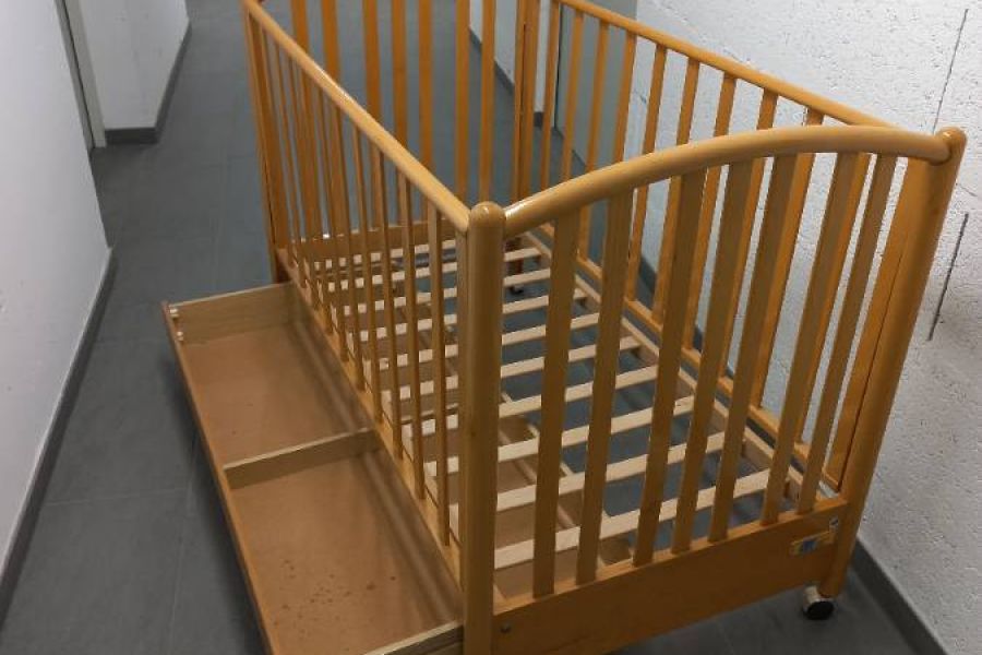 Bettstatl aus Vollholz mit Räder - Bild 1