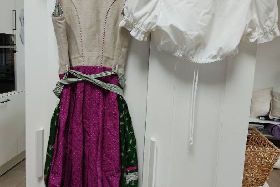 Dirndl mit Bluse und Handtasche - Bild 2