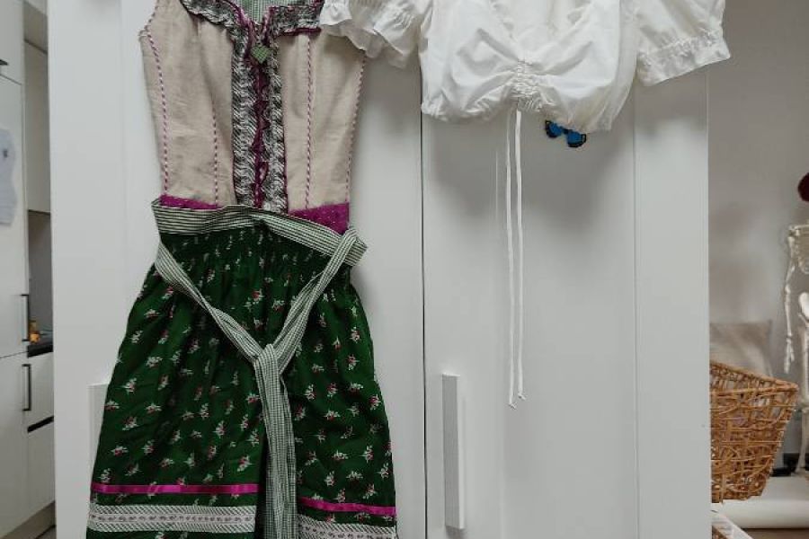 Dirndl mit Bluse und Handtasche - Bild 1