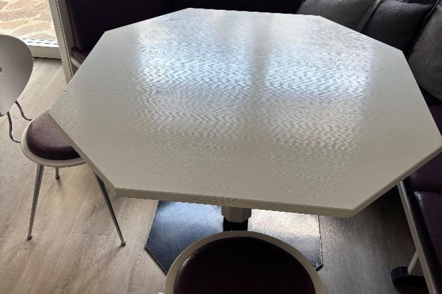Achteckiger Tisch mit weißer Holzplatte - Bild 2