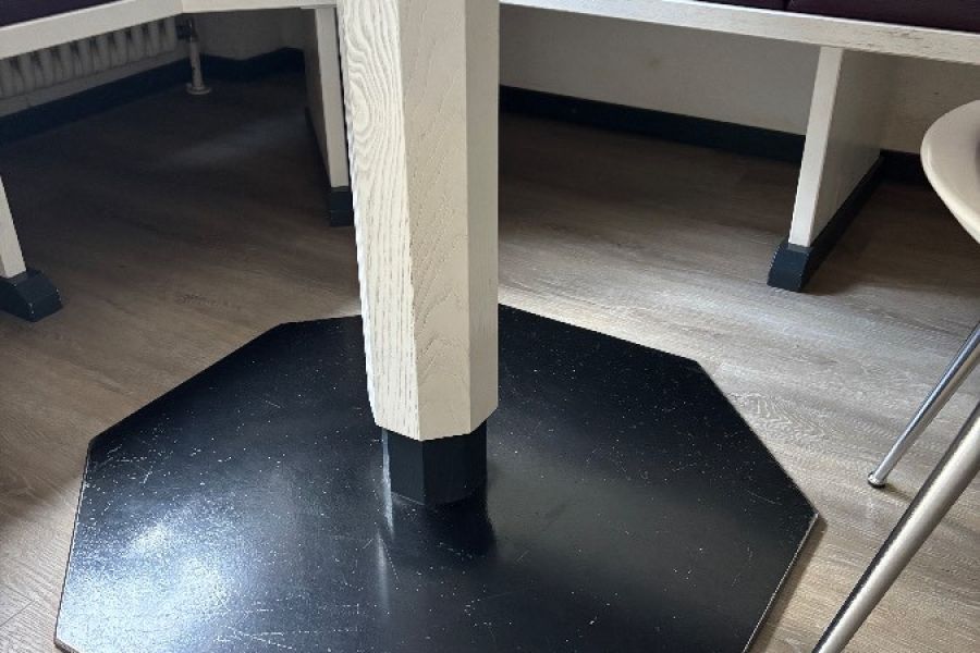 Achteckiger Tisch mit weißer Holzplatte - Bild 4