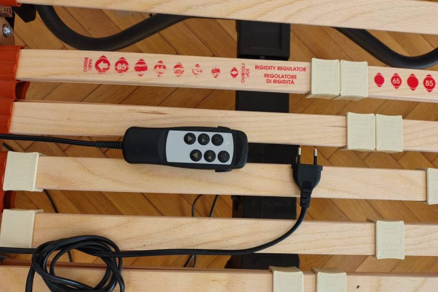 Verkaufe Einzelbett mit Elektrischem Lattenrost aus Buchenholz - Bild 2