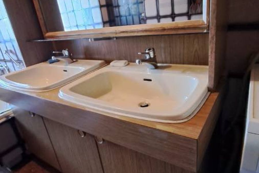 2 Waschbecken mit Ober- und Unterschrank und Spiegel - Bild 2