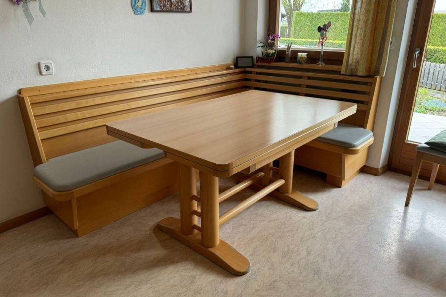 Eckbank mit Tisch und Stühle - Bild 1
