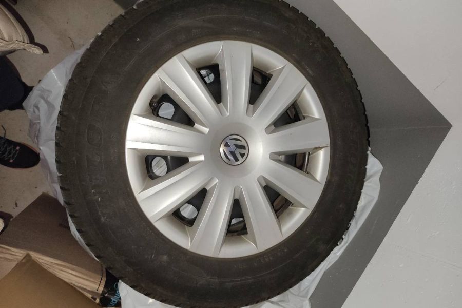 Winterreifen auf Originalfelgen, VW - Bild 1