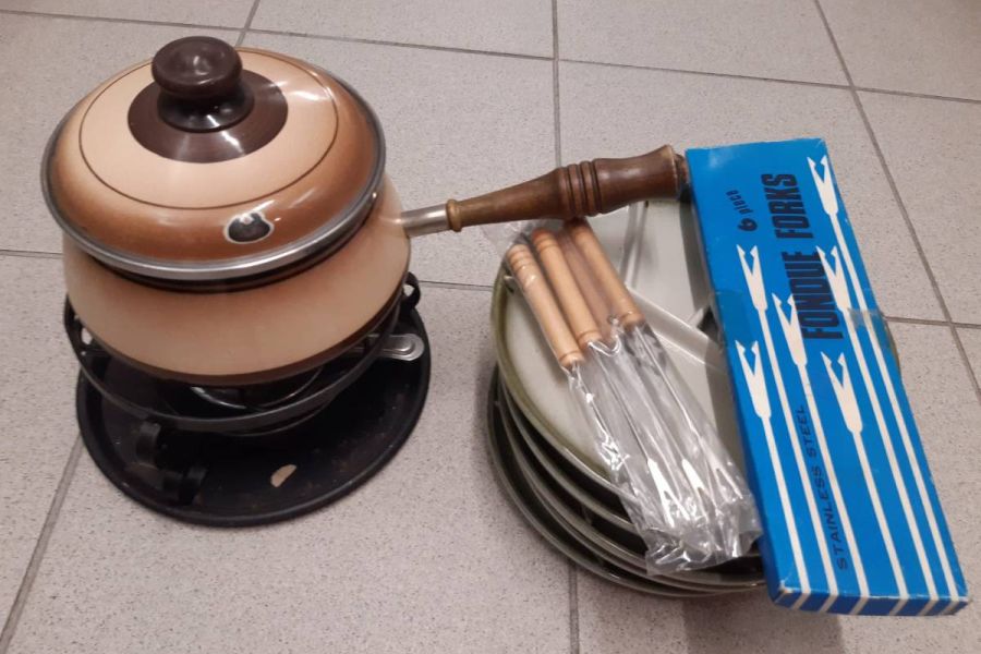 Fondueset mit Tellern und Gabeln - Bild 1