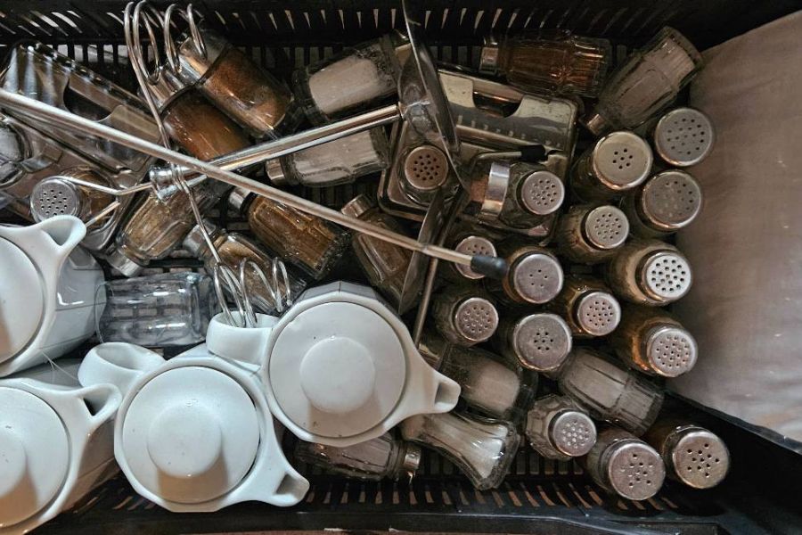 Diverse Tassen, Teller, Schüsseln, Teekannen - Bild 2