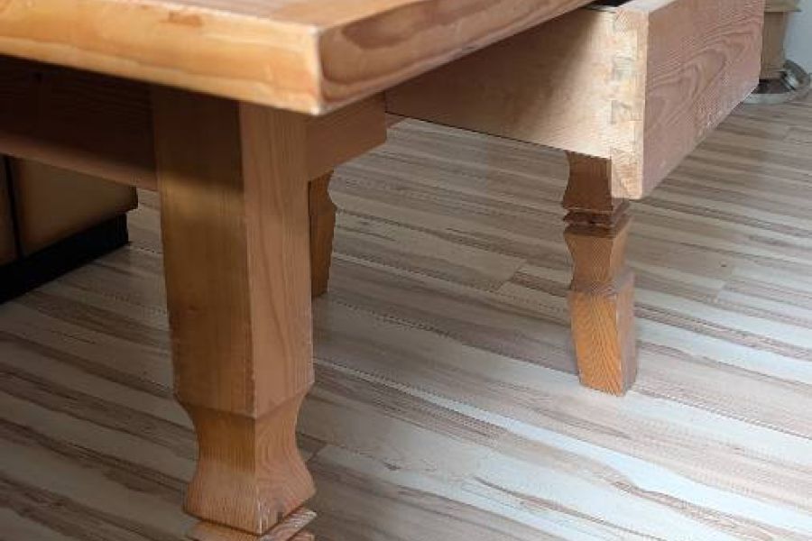 Holztisch mit Schublade - Bild 2