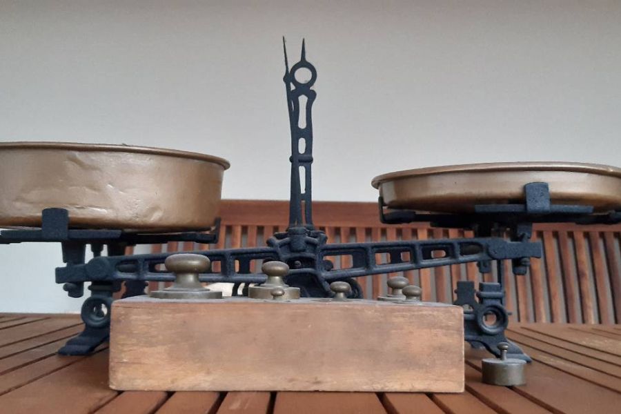 Alte Waage mit Gewichten - Bild 3