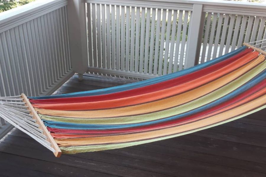 Bunte Stoff‑Hängematte mit Holzstreben – guter Zustand - Bild 1