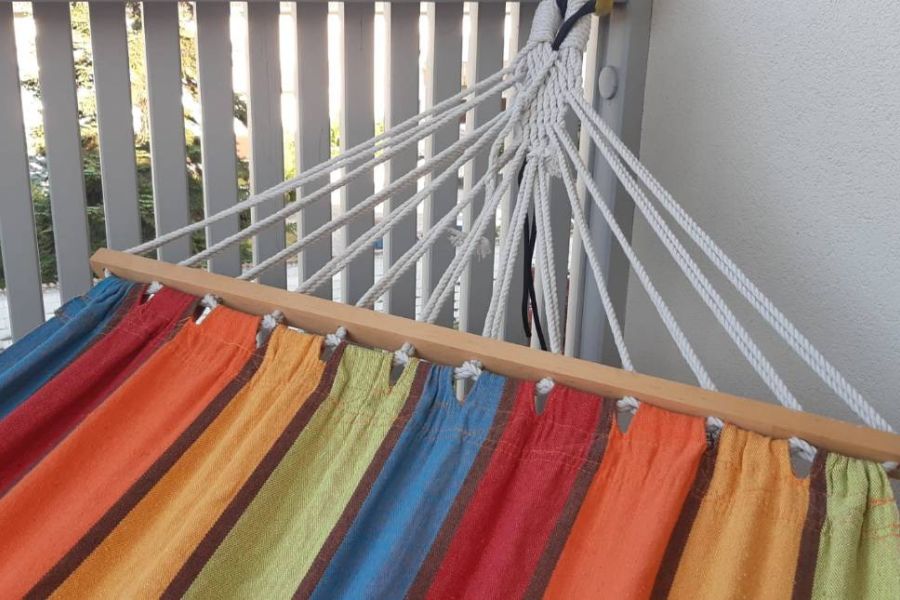 Bunte Stoff‑Hängematte mit Holzstreben – guter Zustand - Bild 3