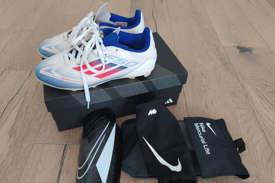 Fussballschuhe Gr. 33 und Schienbeinschoner - Bild 2