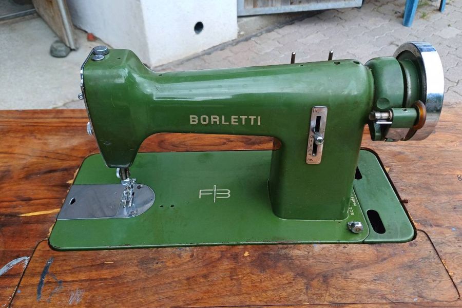 Alte antike Nähmaschine Borletti - Bild 3