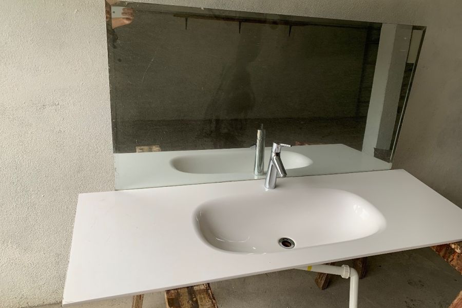 Waschbecken un Spiegel - Bild 1