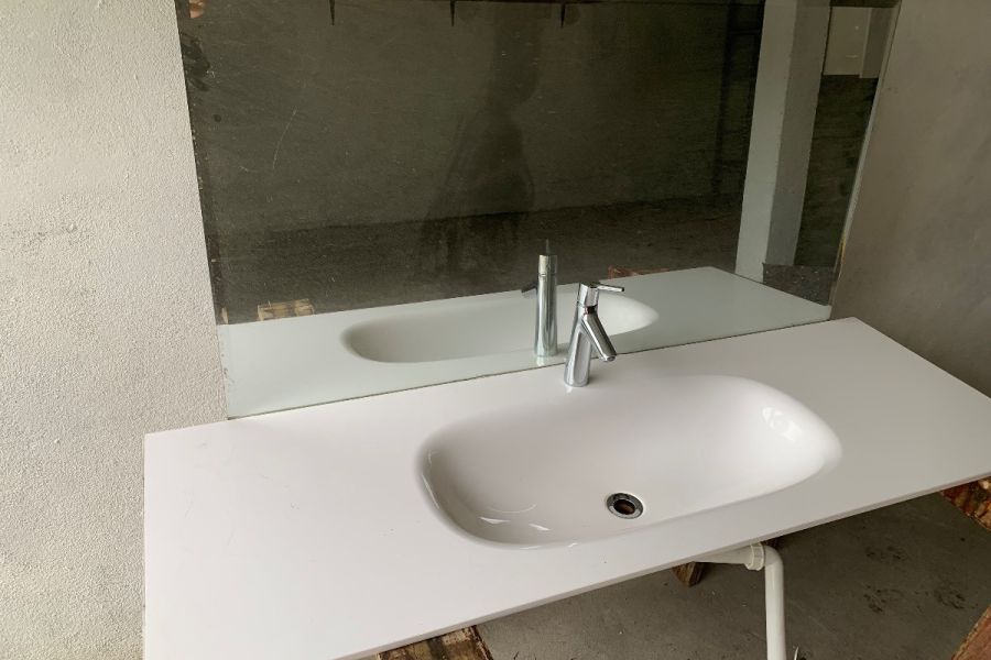 Waschbecken un Spiegel - Bild 4