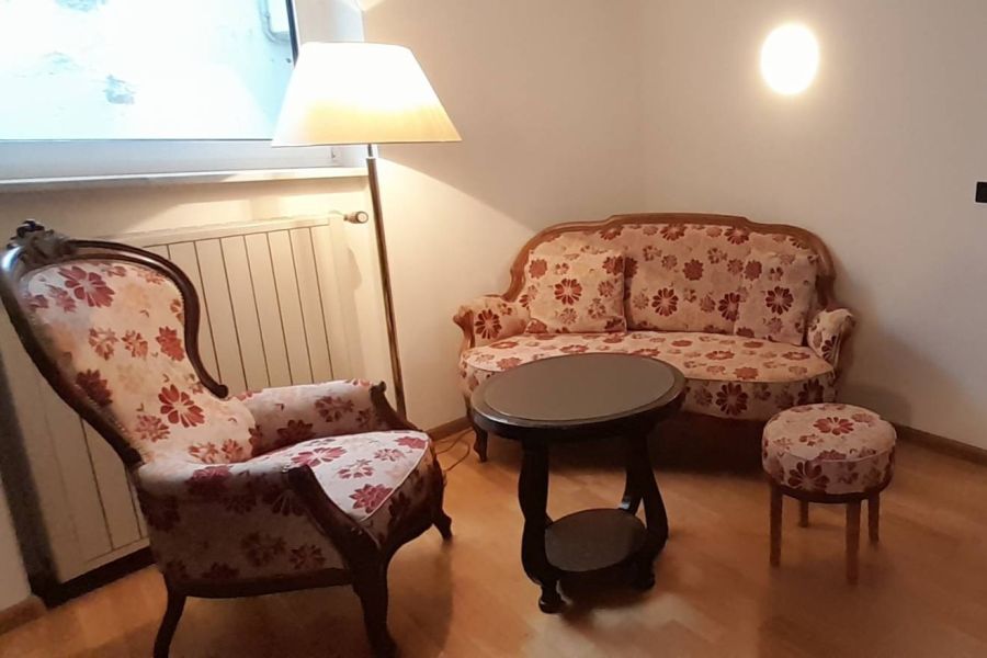 Canapè, Ohrensessel, Hocker und Couchtisch günstig abzugeben. - Bild 2