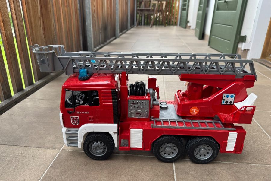 MAN-Feuerwehrfahrzeug mit Drehleiter - Bild 3