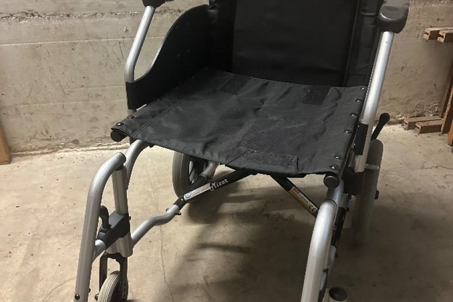 Rollstuhl mit kleinen Rädern - Bild 2
