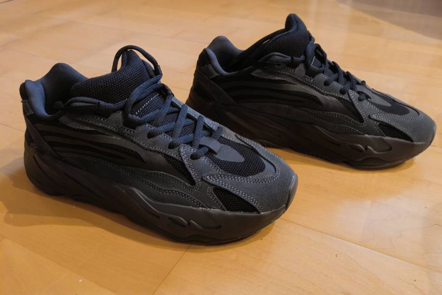 Yeezy Boost 700 V2 'Vanta - Bild 1