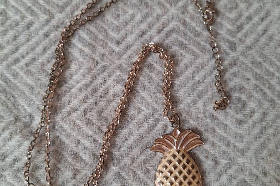 Goldfarbene Kette mit Ananas-Anhänger - Bild 1