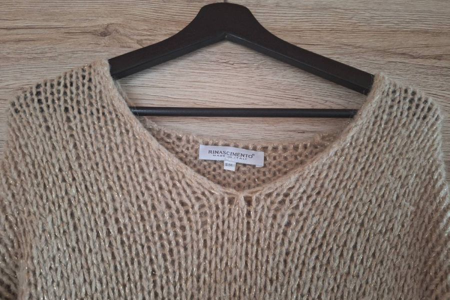 Beigefarbener Strickpullover mit Gold-Highlights | Marke Rinascimento - Bild 1