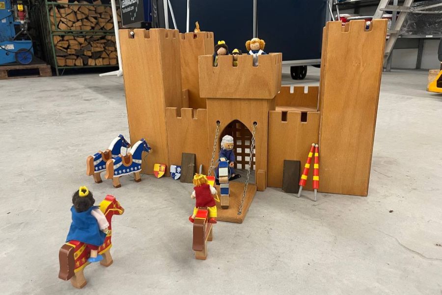 Ritterburg Zugbrücke Holz Handarbeit mit Figuren - Bild 2