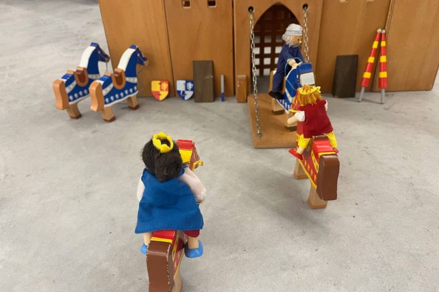 Ritterburg Zugbrücke Holz Handarbeit mit Figuren - Bild 4
