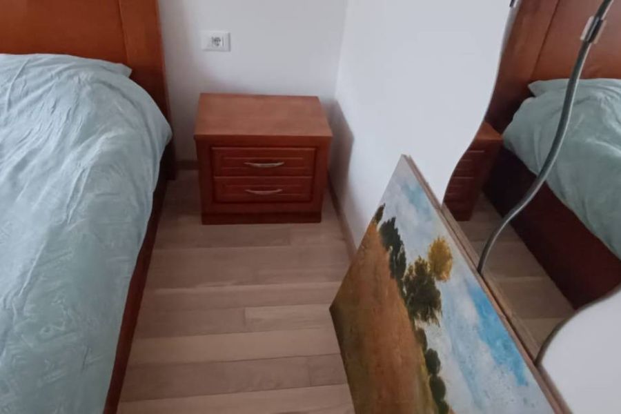 Doppelbett mit Stauraum + 2 Nachtkästchen zu verkaufen - Bild 2