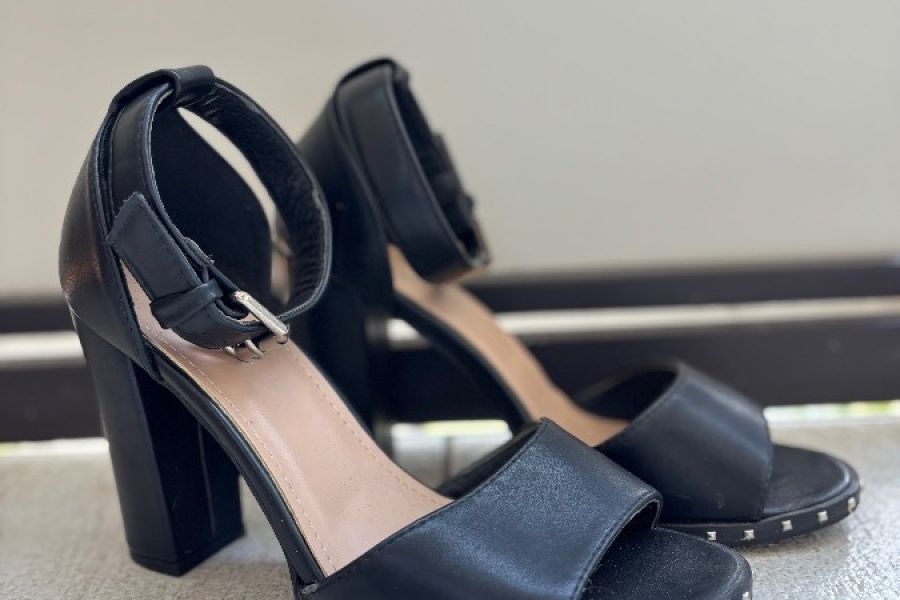 Stöckelschuhe mit Nietenverzierung - Bild 2
