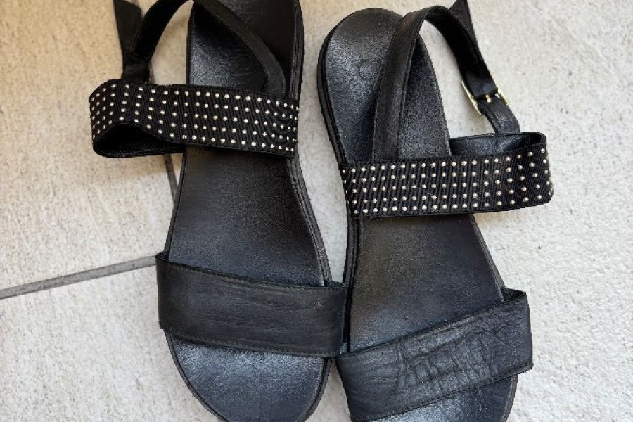 Sandalen mit Nietverzierung - Bild 2