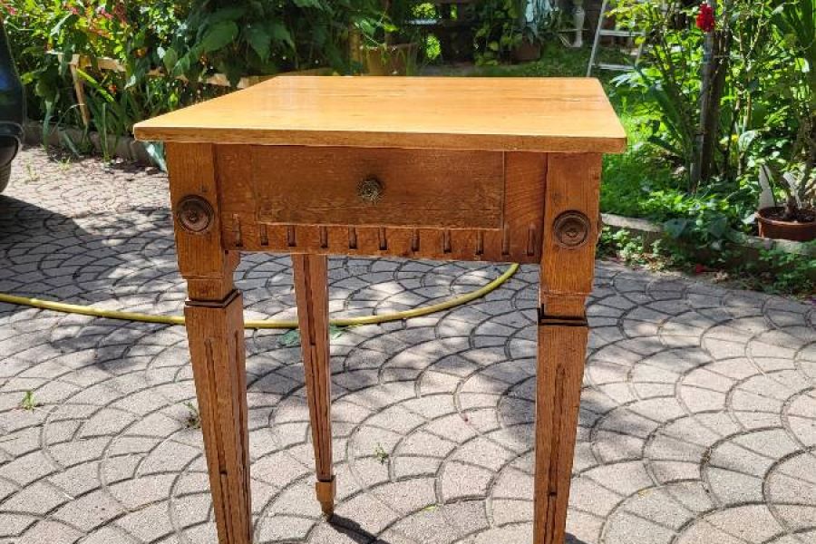 Kleiner Tisch mit Schublade, Holztisch - Bild 1