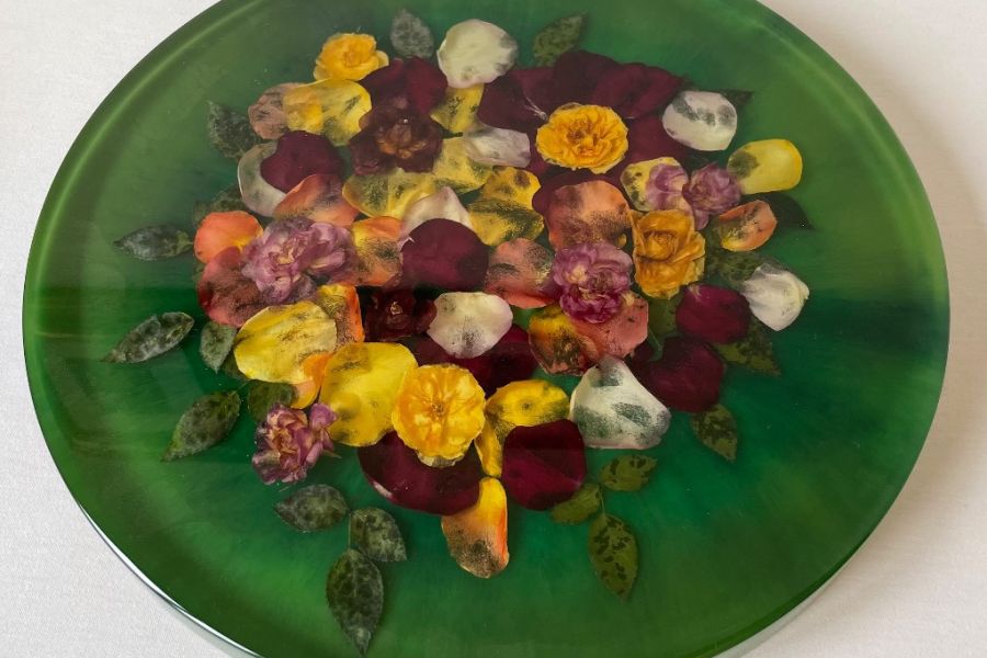 Kleiner Beistelltisch ( getrocknete Rosenblätter in Harz gegossen) - Bild 2