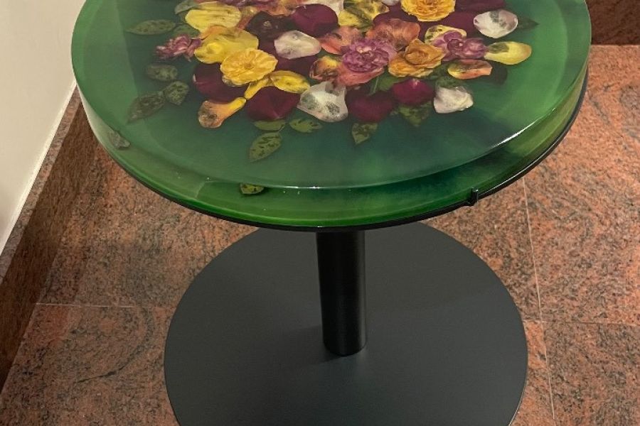 Kleiner Beistelltisch ( getrocknete Rosenblätter in Harz gegossen) - Bild 3