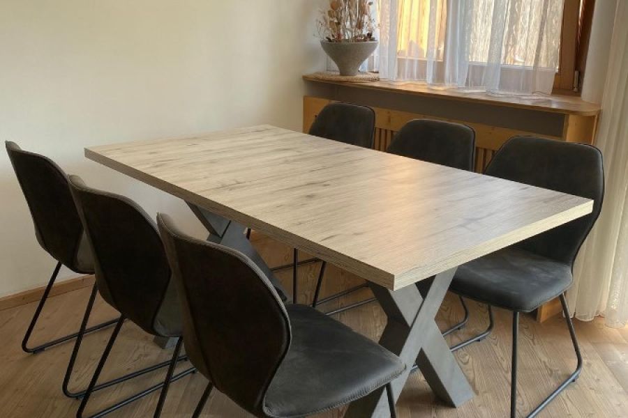 Ausziehbarer Tisch mit 6 Stühlen-wie neu - Bild 1