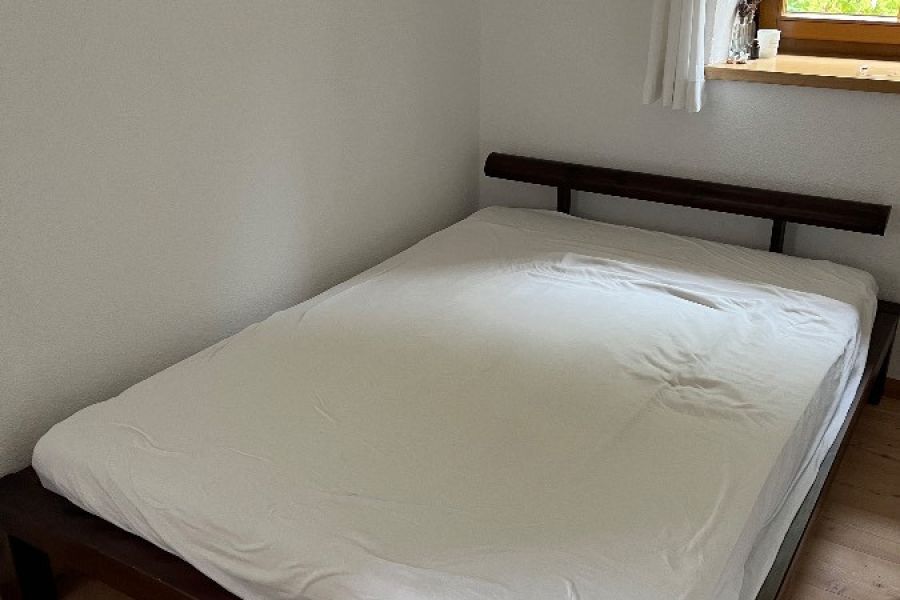 Zu verschenken 140x200cm mit Matratze und Rost, Spannbettlaken 2x… - Bild 2